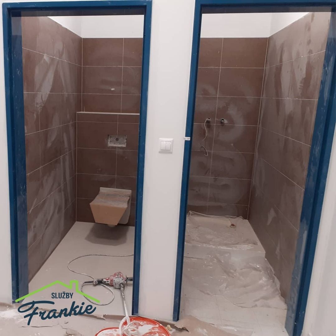 Sanitárne priestory pred upratovaním